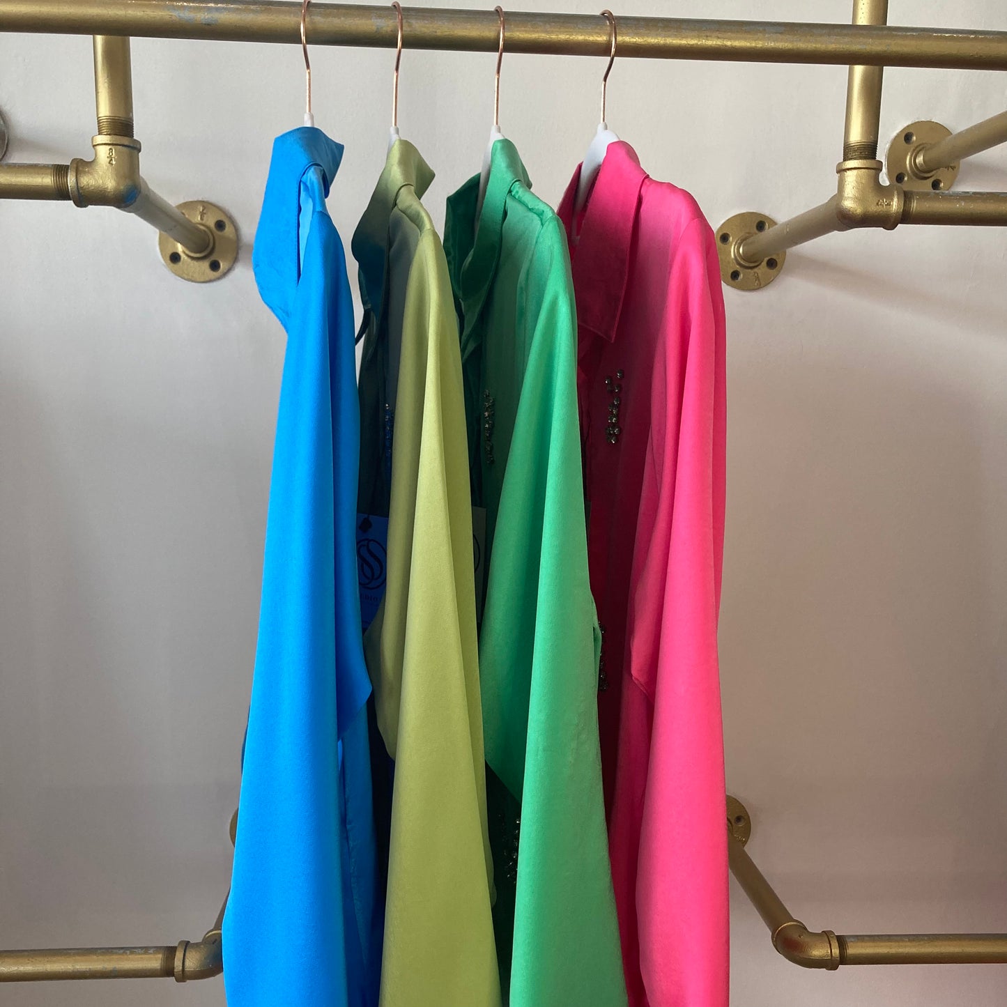 Camisas de estoperoles en V