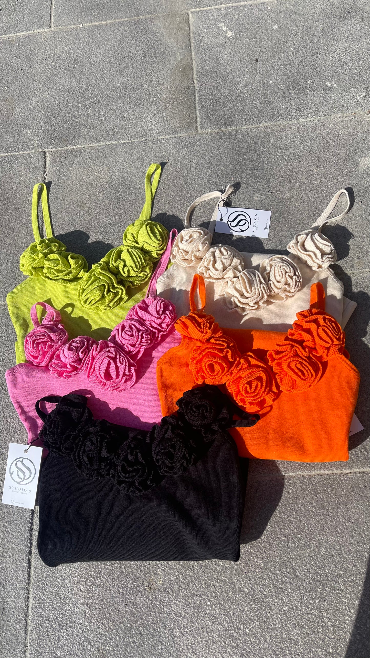 Top de flores en pecho