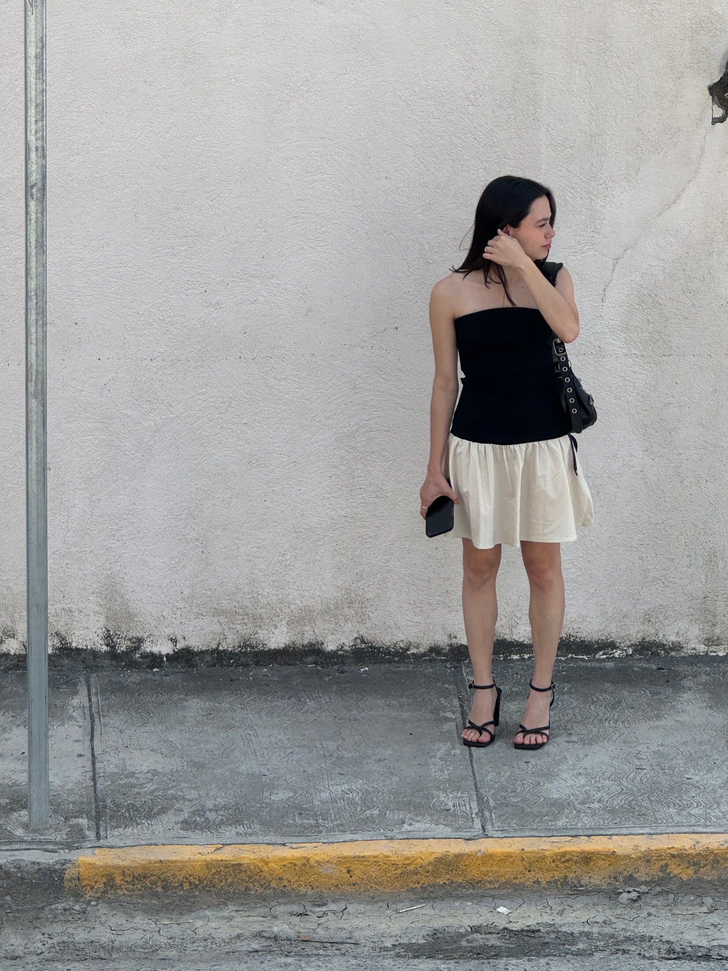 Vestido corto con faldón beige