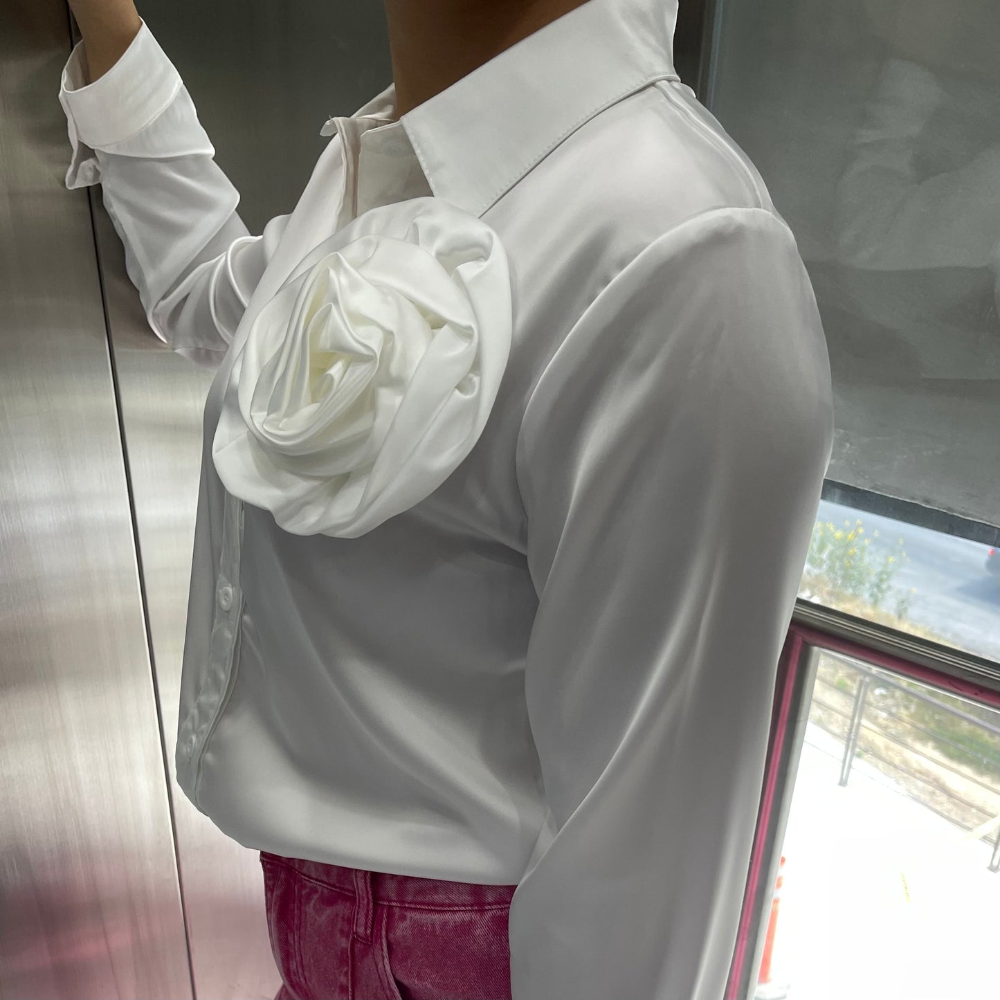 Camisa seda blanca con flor