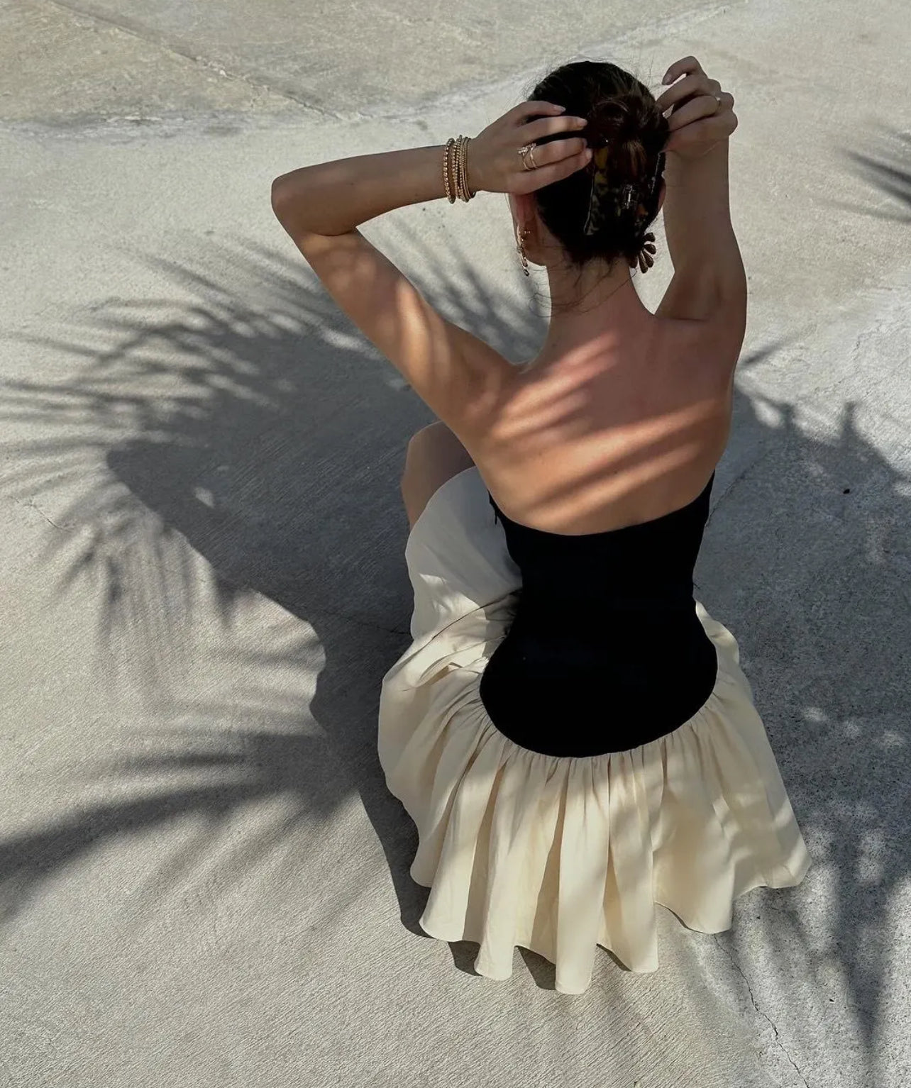 Vestido corto con faldón beige