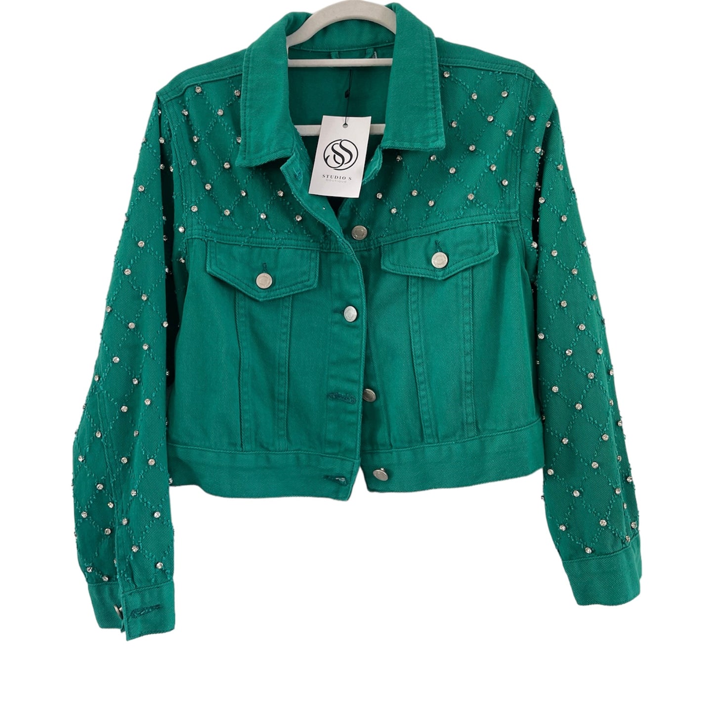 Chaqueta con estoperoles en mangas