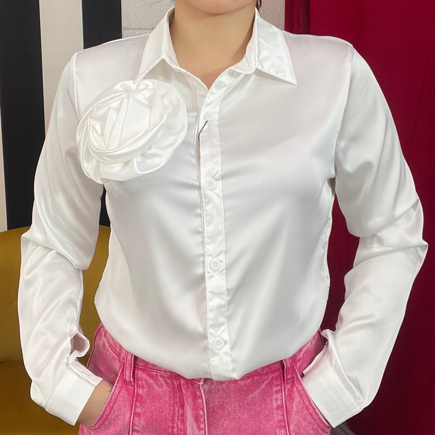 Camisa seda blanca con flor