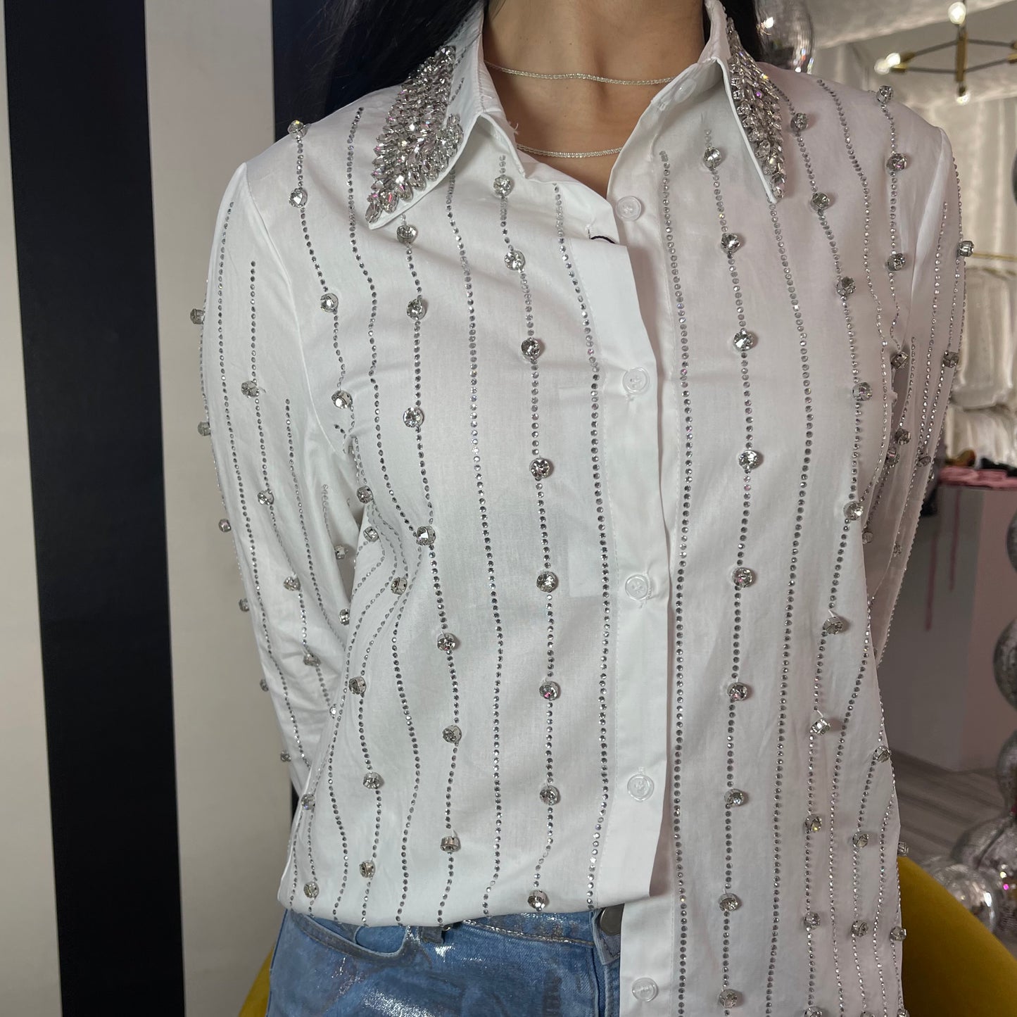 Camisa con estoperoles y brillos en cuello