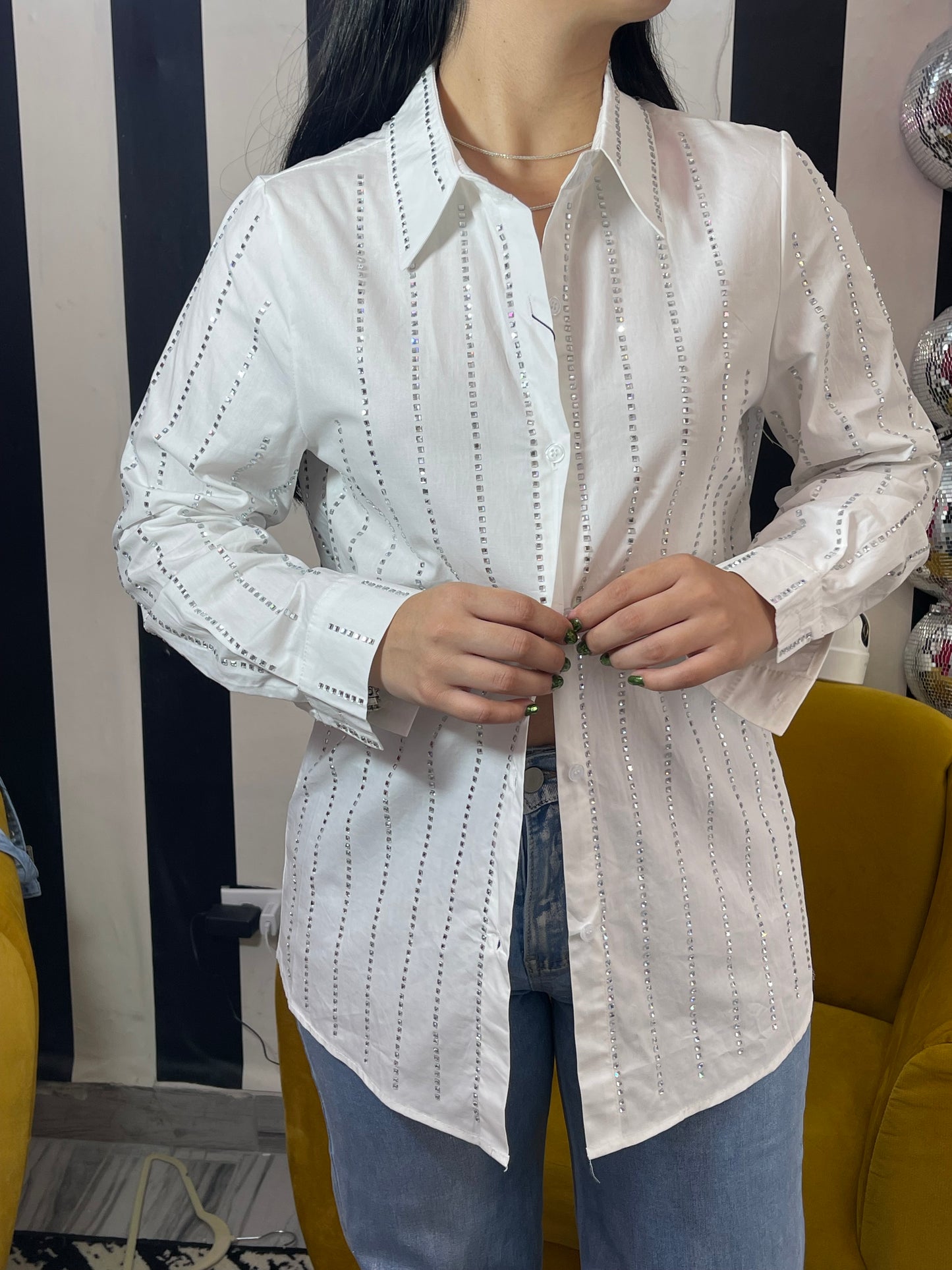 Camisa con brillos lineales