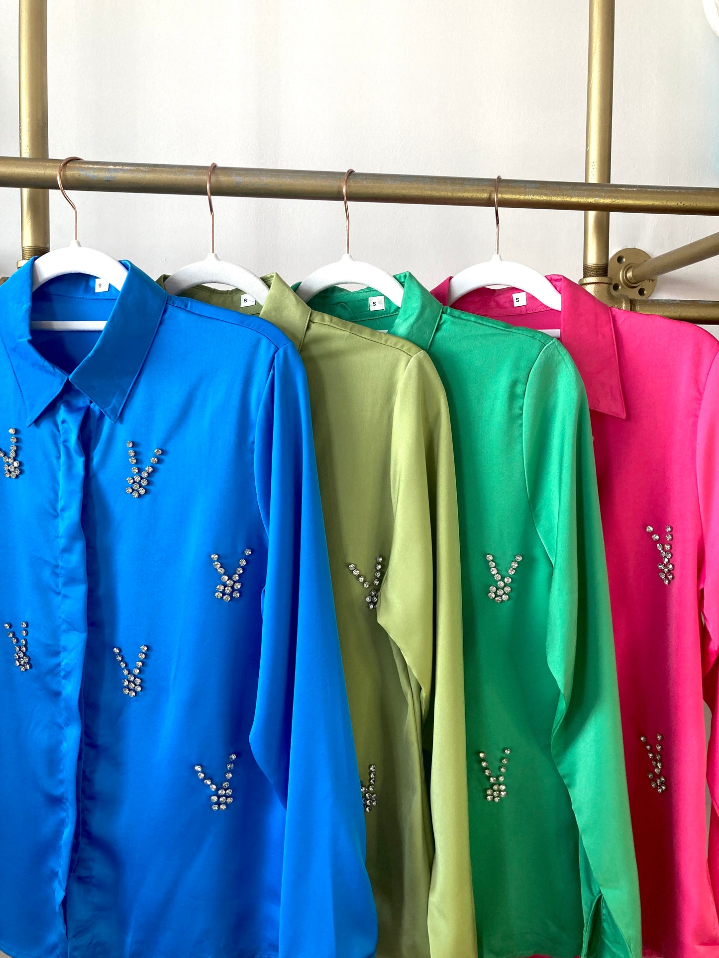 Camisas de estoperoles en V