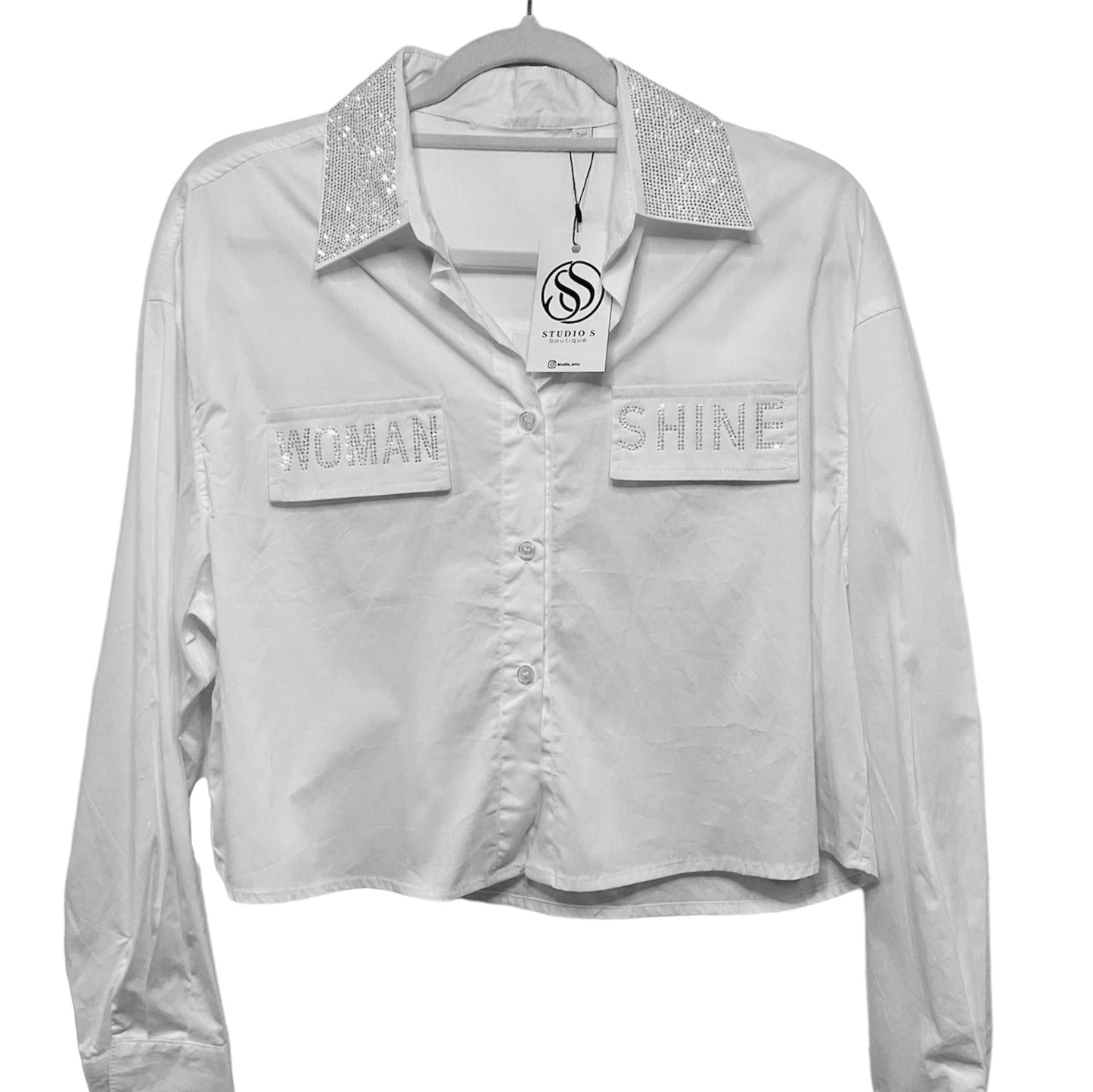 Camisa con brillo en cuello y palabras WOMAN SHINE